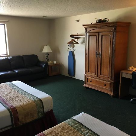 Cassville Four Seasons Inn & Suites Exterior photo