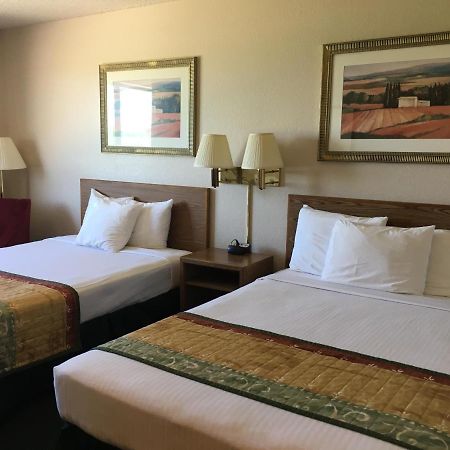 Cassville Four Seasons Inn & Suites Exterior photo
