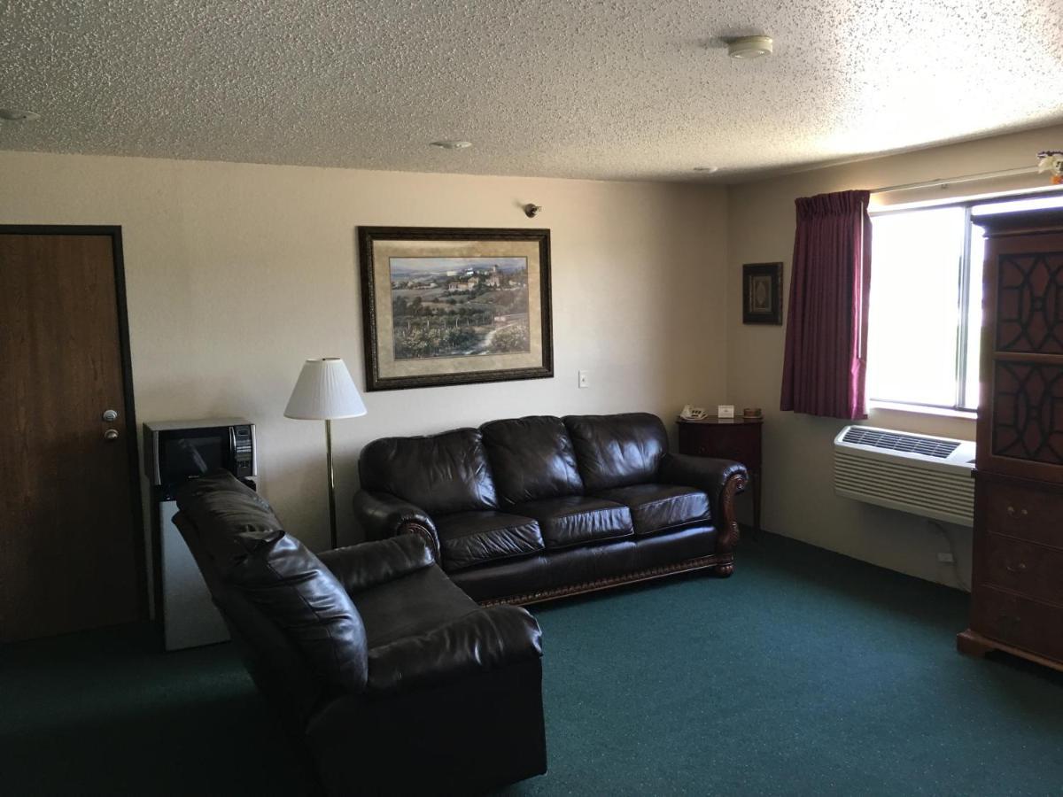 Cassville Four Seasons Inn & Suites Exterior photo