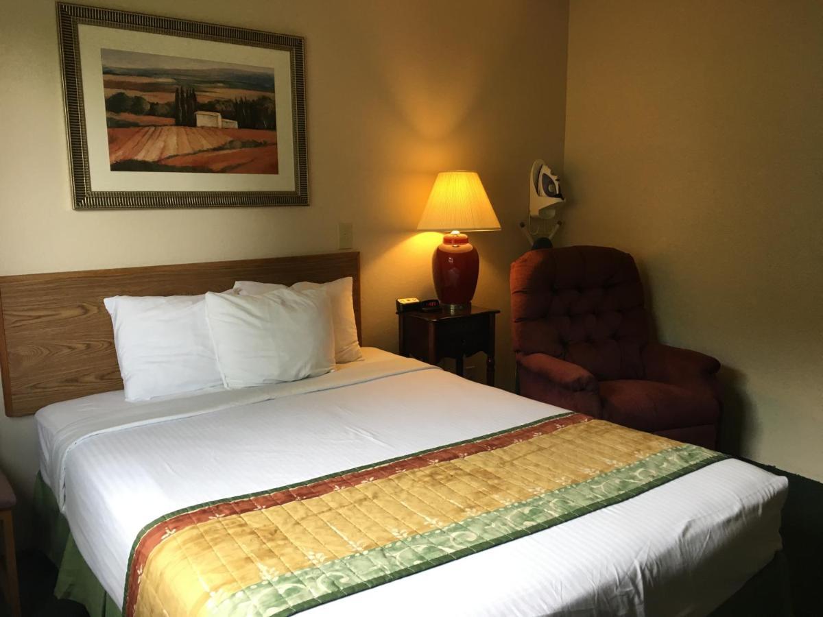 Cassville Four Seasons Inn & Suites Exterior photo