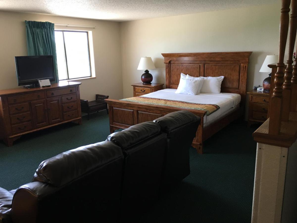 Cassville Four Seasons Inn & Suites Exterior photo