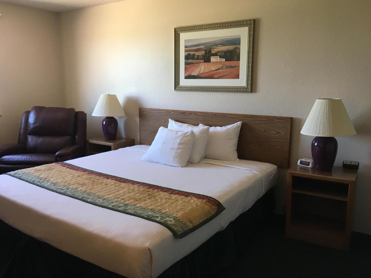 Cassville Four Seasons Inn & Suites Exterior photo