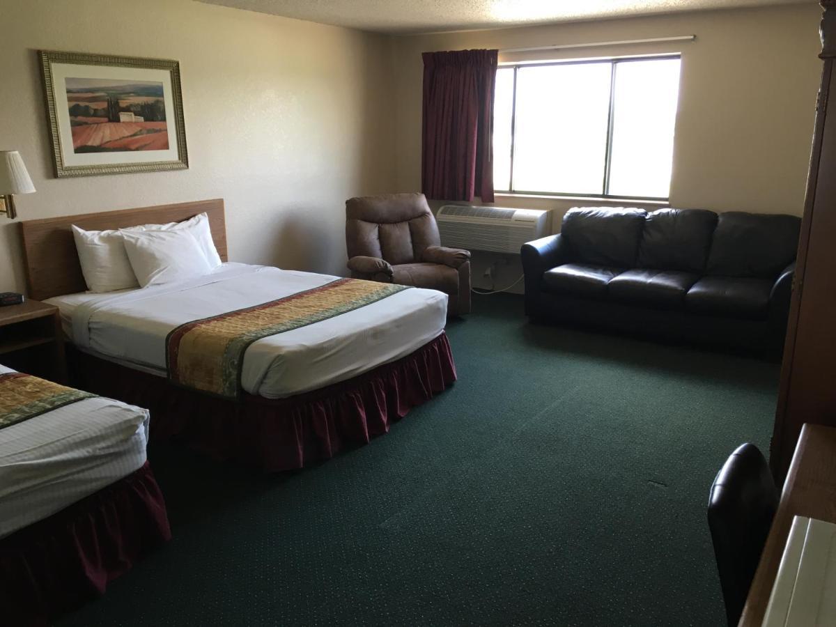 Cassville Four Seasons Inn & Suites Exterior photo
