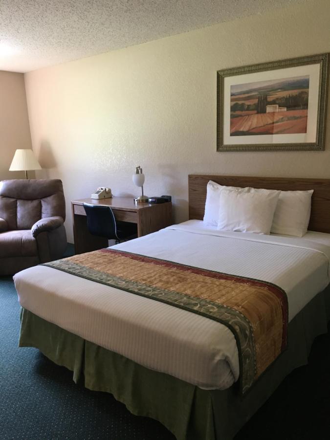 Cassville Four Seasons Inn & Suites Exterior photo
