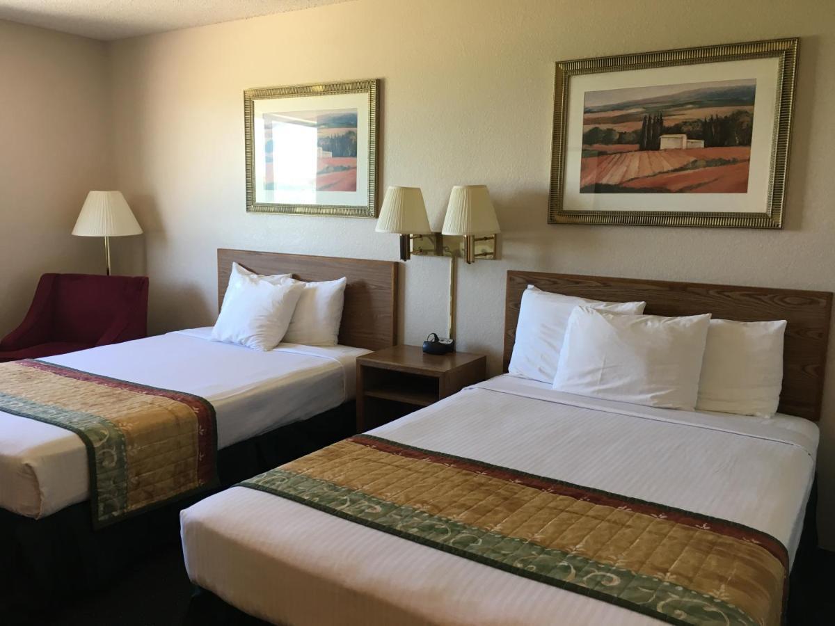 Cassville Four Seasons Inn & Suites Exterior photo