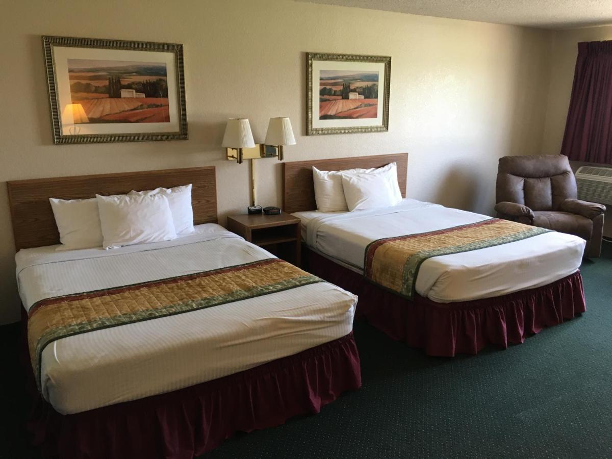 Cassville Four Seasons Inn & Suites Exterior photo