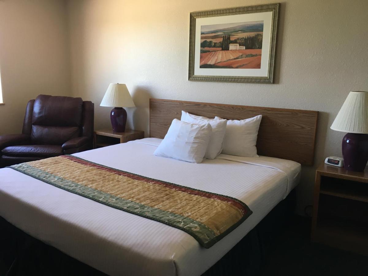 Cassville Four Seasons Inn & Suites Exterior photo